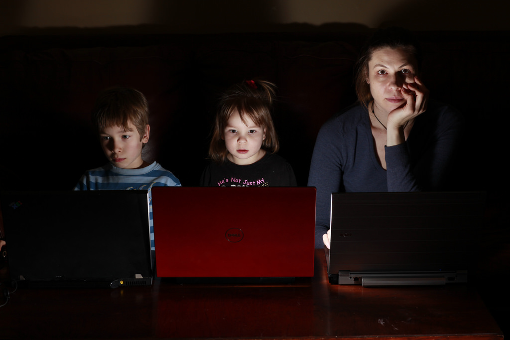 Niños y madre en el ordenador