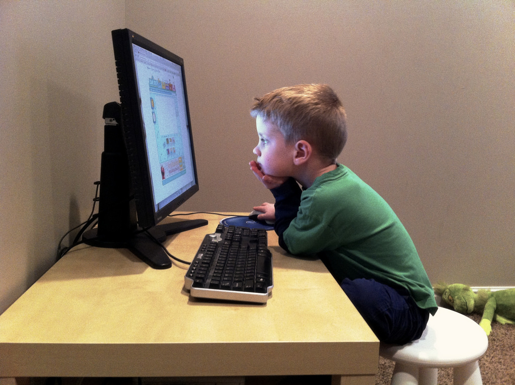 Niño en el ordenador